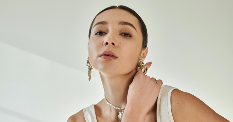 how women are styling meaningful jewelry every day 